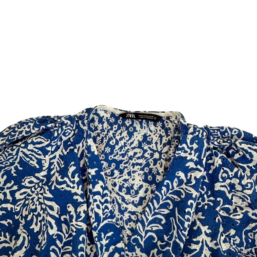 Zara Blue White Floral Eyelet Smocked Cropped Blouse Puff Sleeve V-Neck‎ Top M
